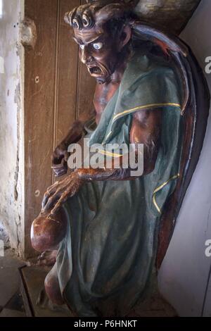 estatua del diablo Asmodeo, sosteniendo la pila de agua bendita, iglesia de Sainte-Marie-Madeleine, Rennes-le-Chateau, departamento del Aude, Languedoc-Roussillon,Francia, europa. Stock Photo