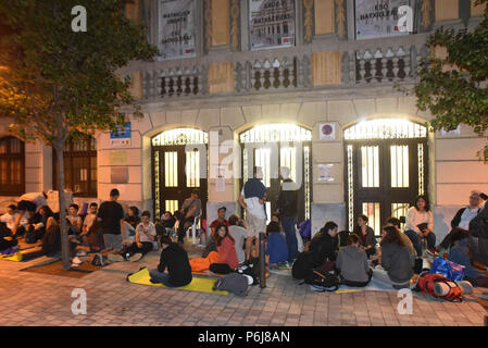 October 1, 2017 - Barcelona, Spain: Scores of pro-independence Catalans gather overnight outside and inside a school that they hope to use as a ballot station for the October 1st referendum on Catalan independence. Des Catalans favorables a l'independance occupent une ecole utilisee comme bureau de vote la nuit precedant le referendum du 1er octobre sur l'independance de la Catalogne.*** FRANCE OUT / NO SALES TO FRENCH MEDIA *** Stock Photo