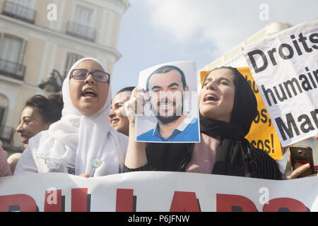 Madrid, Spain. 30th June, 2018. Group of Muslim women show the photo of Nasser Zefzafi, leader of the revolts in the Rif.Protest against a sentence of 20 years imprisonment to the rifan leaders in Morocco. The Rifans fought against Spanish and French colonialism, and when independence came, the Alawi monarchy excluded the Rifans from administration, health, education and work. That is why in 2016 the Popular Movement, rifan started protests in the Rif area. Credit: Lito Lizana/SOPA Images/ZUMA Wire/Alamy Live News Stock Photo
