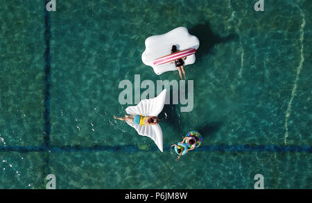 Beijing, China's Jiangsu Province. 26th June, 2018. Tourists cool themselves off at a water amusement park in Suzhou, east China's Jiangsu Province, June 26, 2018. Credit: Meng Delong/Xinhua/Alamy Live News Stock Photo