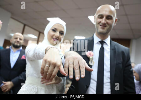 sarajevo bosnia and herzegovina 30th june 2018 a wedding couple poses for a photo in sarajevo bosnia and herzegovina on june 30 2018 late spring and summer is a time of wedding season in bosnia and herzegovina credit haris memijaxinhuaalamy live news p6jmgd