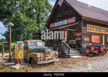 Crazy Mule Arts & Antiques in a 1909 Lula, Georgia, general store building in the foothills of the Blue Ridge Mountains. (USA) Stock Photo