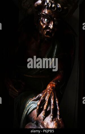 estatua del diablo Asmodeo, sosteniendo la pila de agua bendita, iglesia de Sainte-Marie-Madeleine, Rennes-le-Chateau, departamento del Aude, Languedoc-Roussillon,Francia, europa. Stock Photo