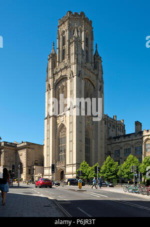 University of Bristol's Will's Tower and the City Museum and Art Gallery (left), Queen's Road, Bristol Stock Photo