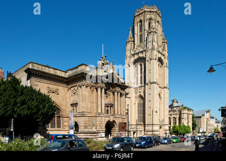 University of Bristol's Will's Tower and the City Museum and Art Gallery (left), Queen's Road, Bristol Stock Photo