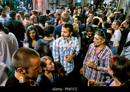 Drinking in front of Portas Largas Bar, Rua da Atalaia 105, Barrio Alto, Lisbon, Portugal Stock Photo