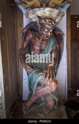 estatua del diablo Asmodeo, sosteniendo la pila de agua bendita, iglesia de Sainte-Marie-Madeleine, Rennes-le-Chateau, departamento del Aude, Languedoc-Roussillon,Francia, europa. Stock Photo