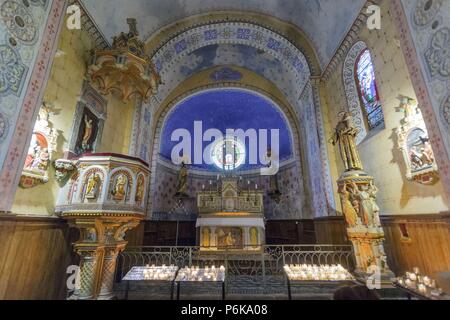 altar mayor, iglesia de Sainte-Marie-Madeleine, Rennes-le-Chateau, departamento del Aude, Languedoc-Roussillon,Francia, europa. Stock Photo