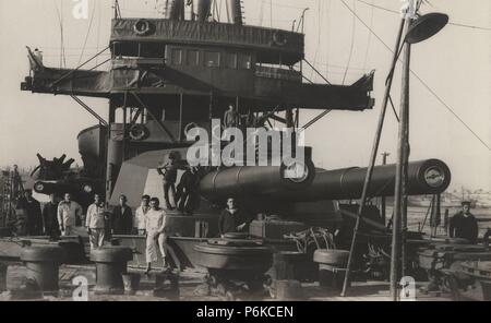 España. Tarjeta postal. Marina de guerra. Cañones del acorazado Alfonso XIII. Año 1910. Stock Photo