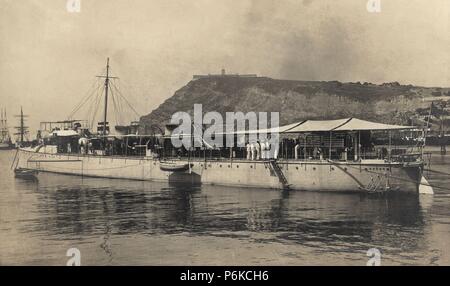 España. Tarjeta postal. Marina de guerra. Cazatorpederos Osado en el puerto de Barcelona. Año 1910. Stock Photo