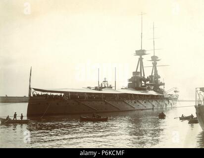 España. Tarjeta postal. Marina de guerra. Acorazado España en el puerto de Barcelona. Año 1910. Stock Photo