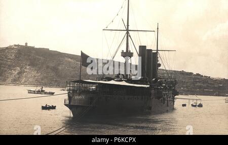 España. Tarjeta postal. Marina de guerra. Acorazado Carlos V en el puerto de Barcelona. Años 1910. Stock Photo
