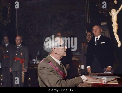 COLOMA GALLEGOS, FRANCISCO. MILITAR Y POLITICO ESPAÑOL. MUROS DE NALON 1912-1993. EN LA FOTO:. EL GENERAL FRANCISO FRANCO Y EL PRESIDENTE DEL GOBIERNO CARLOS ARIAS NAVARRO DURANTE EL ACTO DE JURA COMO MINISTRO DEL EJERCITO DE FRANCISCO COLOMA GALLEGOS. 11/06/1973. MADRID. Stock Photo