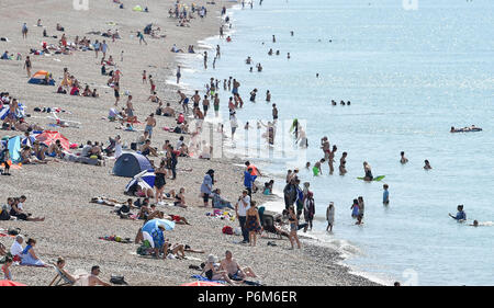 Brighton UK 1st July 2018  - Crowds flock to Brighton beach as the heatwave continues throughout Britain with thunderstorms forecast for some parts of the UK Credit: Simon Dack/Alamy Live News Stock Photo