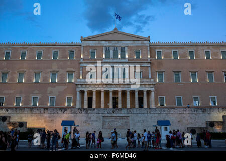 Athens, Greece. 29th June, 2018. Tourists stand in front of the Greek parliament uilding in Athens on June 29, 2018. Credit: Angelos Tzortzinis/dpa/Alamy Live News Stock Photo