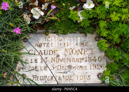 Plaque on the grave of Claude Monet, French Impressionist painter, at the église Sainte-Radegonde churchyard, Giverny, Eure, Normandy, France Stock Photo