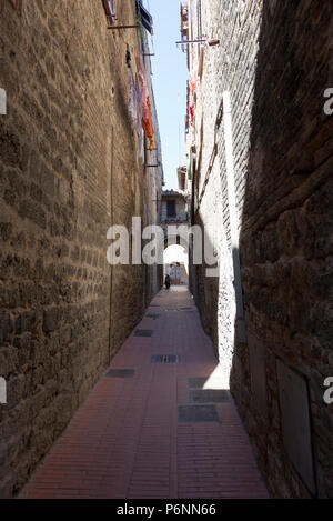 One of the adjoining ways of the San Gimignano main street (Tuscany - Italy). Un des passages adjacents à la rue principale de San Gimignano (Toscane) Stock Photo