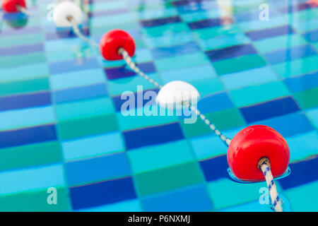 https://l450v.alamy.com/450v/p6nxmj/red-and-white-plastic-floats-on-rope-swimming-pool-lane-border-p6nxmj.jpg