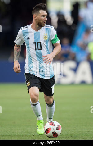 Kazan, Russland. 30th June, 2018. Lionel MESSI (ARG) with Ball, Single Action with Ball, Action, Full Figure, Portrait, France (FRA) - Argentina (ARG) 4: 3, Round of 16, Game 50, on 30.06.2018 in Kazan; Football World Cup 2018 in Russia from 14.06. - 15.07.2018. | usage worldwide Credit: dpa/Alamy Live News Stock Photo