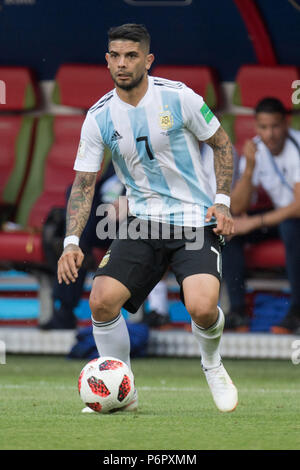Kazan, Russland. 30th June, 2018. Ever BANEGA (ARG) with Ball, Single Action with Ball, Action, Full Figure, Portrait, France (FRA) - Argentina (ARG) 4: 3, Round of 16, Game 50, on 30.06.2018 in Kazan; Football World Cup 2018 in Russia from 14.06. - 15.07.2018. | usage worldwide Credit: dpa/Alamy Live News Stock Photo
