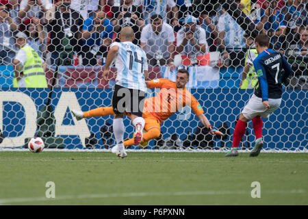 Kazan, Russland. 30th June, 2018. Antoine GRIEZMANN (right, FRA) shoots the goal to make it 1-0 for France, action, penalty kick, Penalty, France (FRA) - Argentina (ARG), round of 16, game 50, on 30.06 In2018 in Kazan; Football World Cup 2018 in Russia from 14.06. - 15.07.2018. | usage worldwide Credit: dpa/Alamy Live News Stock Photo