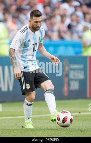 Kazan, Russland. 30th June, 2018. Lionel MESSI (ARG) with Ball, Single Action with Ball, Action, Full Figure, Portrait, France (FRA) - Argentina (ARG) 4: 3, Round of 16, Game 50, on 30.06.2018 in Kazan; Football World Cup 2018 in Russia from 14.06. - 15.07.2018. | usage worldwide Credit: dpa/Alamy Live News Stock Photo