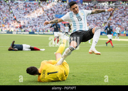 Kazan, Russland. 30th June, 2018. Manuel LANZINI (re., ARG) versus goalkeeper Hugo LLORIS (FRA), Action, duels, France (FRA) - Argentina (ARG) 4: 3, Round of 16, Game 50, on 30.06.2018 in Kazan; Football World Cup 2018 in Russia from 14.06. - 15.07.2018. | usage worldwide Credit: dpa/Alamy Live News Stock Photo