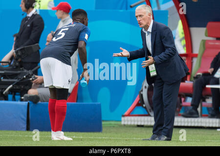 Kazan, Russland. 30th June, 2018. Didier DESCHAMPS (re., Coach, FRA) talks to Samuel UMTITI (FRA), gives instruction, instructions, full figure, landscape, France (FRA) - Argentina (ARG) 4: 3, round of 16, game 50, on 30.06.2018 in Kazan; Football World Cup 2018 in Russia from 14.06. - 15.07.2018. | usage worldwide Credit: dpa/Alamy Live News Stock Photo