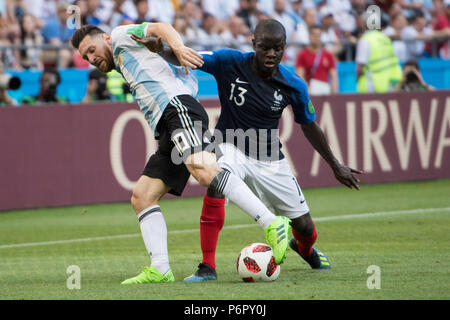 Kazan, Russland. 30th June, 2018. Lionel MESSI (left, ARG) versus Ngolo KANTE (FRA), action, duels, France (FRA) - Argentina (ARG) 4: 3, knockout round, match 50, on 30.06.2018 in Kazan; Football World Cup 2018 in Russia from 14.06. - 15.07.2018. | usage worldwide Credit: dpa/Alamy Live News Stock Photo