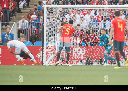 Moscow, Russland. 01st July, 2018. Sergio RAMOS (left, ESP) scored the goal to make it 1-0 for Spain, action, Spain (ESP) - Russia (RUS) 3: 4 iE, round of 16, game 51, on 01.07.2018 in Moscow; Football World Cup 2018 in Russia from 14.06. - 15.07.2018. | usage worldwide Credit: dpa/Alamy Live News Stock Photo