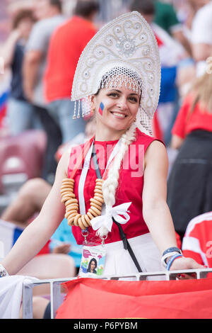 Moscow, Russland. 01st July, 2018. Female Russian fan with headdress, half figure, half figure, portrait format, Spain (ESP) - Russia (RUS) 3: 4 iE, Round of 16, Game 51, on 01.07.2018 in Moscow; Football World Cup 2018 in Russia from 14.06. - 15.07.2018. | usage worldwide Credit: dpa/Alamy Live News Stock Photo