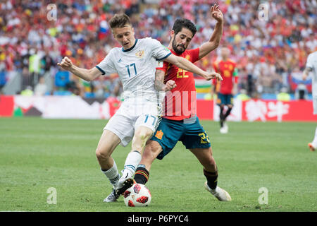 Moscow, Russland. 01st July, 2018. Aleksandr GOLOVIN (left, RUS) versus ISCO (ESP), action, duels, Spain (ESP) - Russia (RUS) 3: 4 iE, round of 16, game 51, on 01.07.2018 in Moscow; Football World Cup 2018 in Russia from 14.06. - 15.07.2018. | usage worldwide Credit: dpa/Alamy Live News Stock Photo