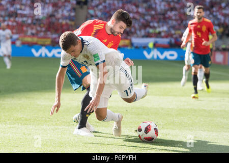 Moscow, Russland. 01st July, 2018. Gerard PIQUE (hi., ESP) versus Roman ZOBNIN (RUS), Action, duels, Spain (ESP) - Russia (RUS) 3: 4 iE, Round of 16, Game 51, on 01.07.2018 in Moscow; Football World Cup 2018 in Russia from 14.06. - 15.07.2018. | usage worldwide Credit: dpa/Alamy Live News Stock Photo