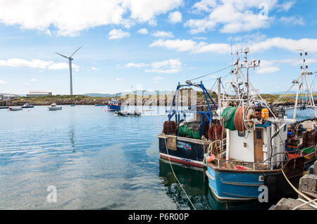 Burtonport, County Donegal, Ireland weather. 2nd July 2018. The warm weather continues with a cooling breeze in the harbour on Ireland's north-west coast. Credit: Richard Wayman/Alamy Live News Stock Photo