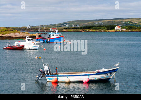 Burtonport, County Donegal, Ireland weather. 2nd July 2018. The warm weather continues with a cooling breeze in the harbour on Ireland's north-west coast. Credit: Richard Wayman/Alamy Live News Stock Photo