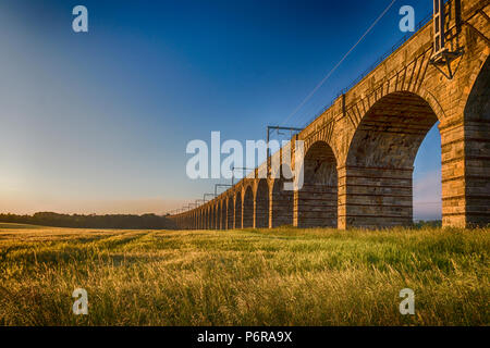 Th Almond Valley Viaduct, also known simply as the Almond Viaduct or the Ratho Viaduct, carries the main Edinburgh to Glasgow line. Stock Photo