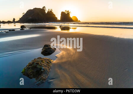 Point of Arches rocks at sunset, viewed from Shi Shi Beach along the Pacific Ocean in Olympic National Park, Washington State, USA Stock Photo