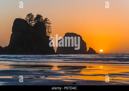 Point of Arches rocks at sunset, viewed from Shi Shi Beach along the Pacific Ocean in Olympic National Park, Washington State, USA Stock Photo