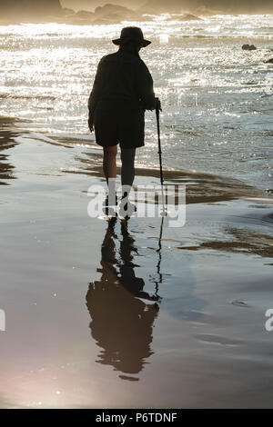 Karen Rentz hiking on Shi Shi Beach along the Pacific Ocean in Olympic National Park, Washington State, USA Stock Photo