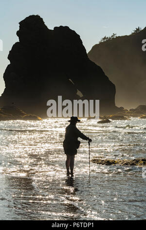 Karen Rentz hiking on Shi Shi Beach along the Pacific Ocean in Olympic National Park, Washington State, USA Stock Photo