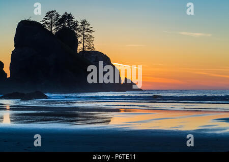 Point of Arches rocks at sunset, viewed from Shi Shi Beach along the Pacific Ocean in Olympic National Park, Washington State, USA Stock Photo