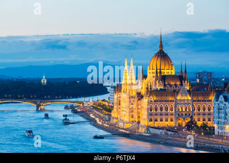 Hungary, Central Hungary, Budapest. Chain Bridge and the Hungarian Parliament Building on the Danube River. Stock Photo