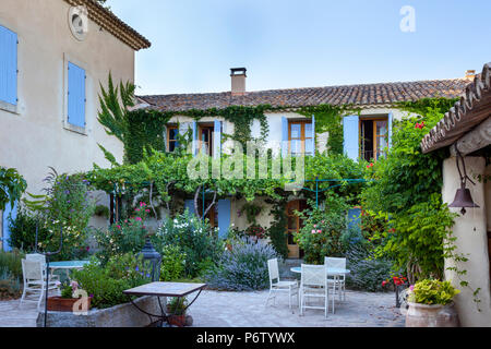 Courtyard of Les Carmes, a French bed and breakfast near Isle-sur-la-Sorgue, Provence, France Stock Photo