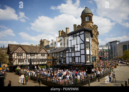 Manchester The Old Wellington Inn & Sinclair's Oyster Bar - The Shambles Stock Photo