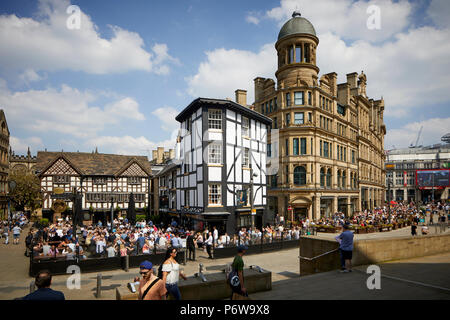 Manchester The Old Wellington Inn & Sinclair's Oyster Bar - The Shambles Stock Photo