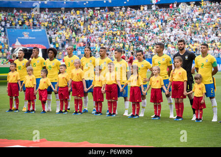 The Brazilian players during the presentation, presentation, left to rightn.r. NEYMAR (BRA), PAULINHO (BRA), WILLIAN (BRA), MIRANDA (BRA), FILIPE LUIS (BRA), GABRIEL JESUS (BRA), PHILIPPE COUTINHO (BRA), FAGNER (BRA), CASEMIRO (BRA), goalie ALISSON BECKER (BRA), THIAGO SILVA (BRA), lineup, pre-match, ceremony, line up, full figure, landscape, Brazil (BRA) - Mexico (RUS) 2-0, knockout round, match 53, on 02/07/2018 in Samara ; Football World Cup 2018 in Russia from 14.06. - 15.07.2018. | usage worldwide Stock Photo