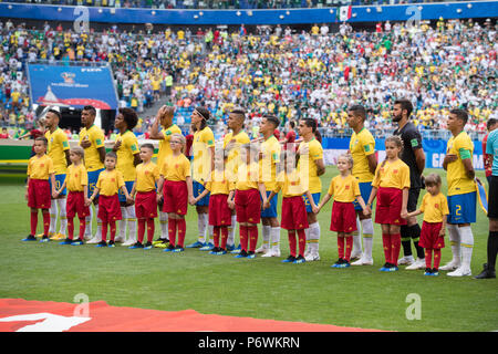 The Brazilian players during the Natiolan anthem, presentation, presentation, left to rightn.r. NEYMAR (BRA), PAULINHO (BRA), WILLIAN (BRA), MIRANDA (BRA), FILIPE LUIS (BRA), GABRIEL JESUS (BRA), PHILIPPE COUTINHO (BRA), FAGNER (BRA), CASEMIRO (BRA), goalie ALISSON BECKER (BRA), THIAGO SILVA (BRA), lineup, pre-match, ceremony, line up, full figure, landscape, Brazil (BRA) - Mexico (RUS) 2-0, knockout round, match 53, on 02/07/2018 in Samara ; Football World Cup 2018 in Russia from 14.06. - 15.07.2018. | usage worldwide Stock Photo