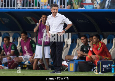 Samara, Russland. 02nd July, 2018. Juan Carlos OSORIO (coach, MEX) is disappointed, showered, decapitation, disappointment, sad, frustrated, frustrated, latex, full figure, Brazil (BRA) - Mexico (RUS) 2: 0, Round of 16, Game 53, on 02.07.2018 in Samara; Football World Cup 2018 in Russia from 14.06. - 15.07.2018. | usage worldwide Credit: dpa/Alamy Live News Stock Photo