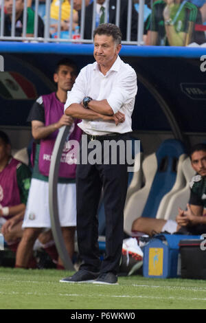 Samara, Russland. 02nd July, 2018. Juan Carlos OSORIO (coach, MEX) is disappointed, showered, dizzy, disappointed, sad, frustrated, frustrated, latexed, full figure, upright, Brazil (BRA) - Mexico (RUS) 2: 0, Round of 16, Game 53, on 02.07 .2018 in Samara; Football World Cup 2018 in Russia from 14.06. - 15.07.2018. | usage worldwide Credit: dpa/Alamy Live News Stock Photo
