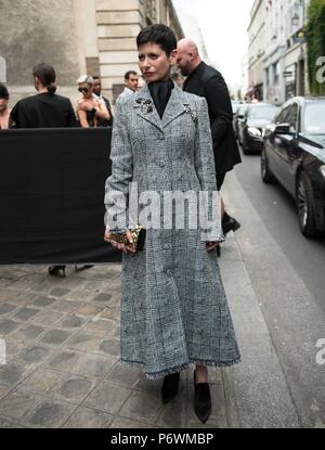 A chic showgoer posing outside of the Givenchy runway show during Haute Couture Fashion Week in Paris - July 1, 2018 - Photo: Runway Manhattan ***For Editorial Use Only*** | Verwendung weltweit Stock Photo